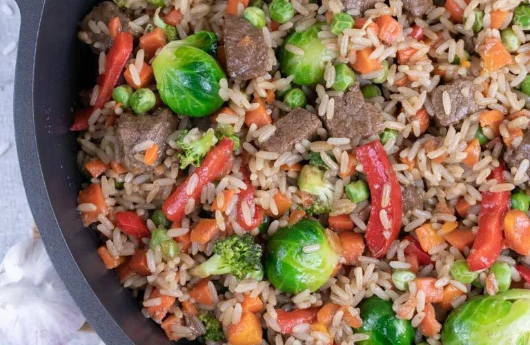 Przepis: Wołowina w sosie teriyaki zapiekana z ryżem i warzywami - altom.pl
